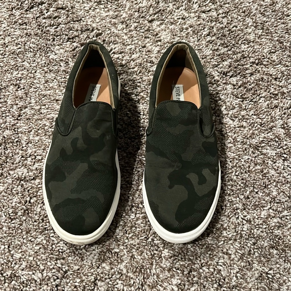 Steve Madden dark green camo slides